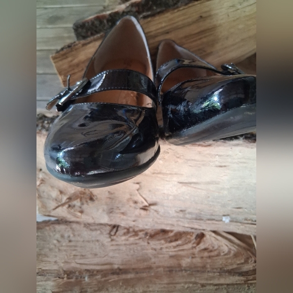 Black Leather Flats Sleek Design - Picture 2 of 5